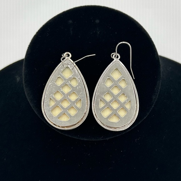 ✨🎊✨ LAURA SPARKLY EARRINGS NWT - Picture 4 of 5